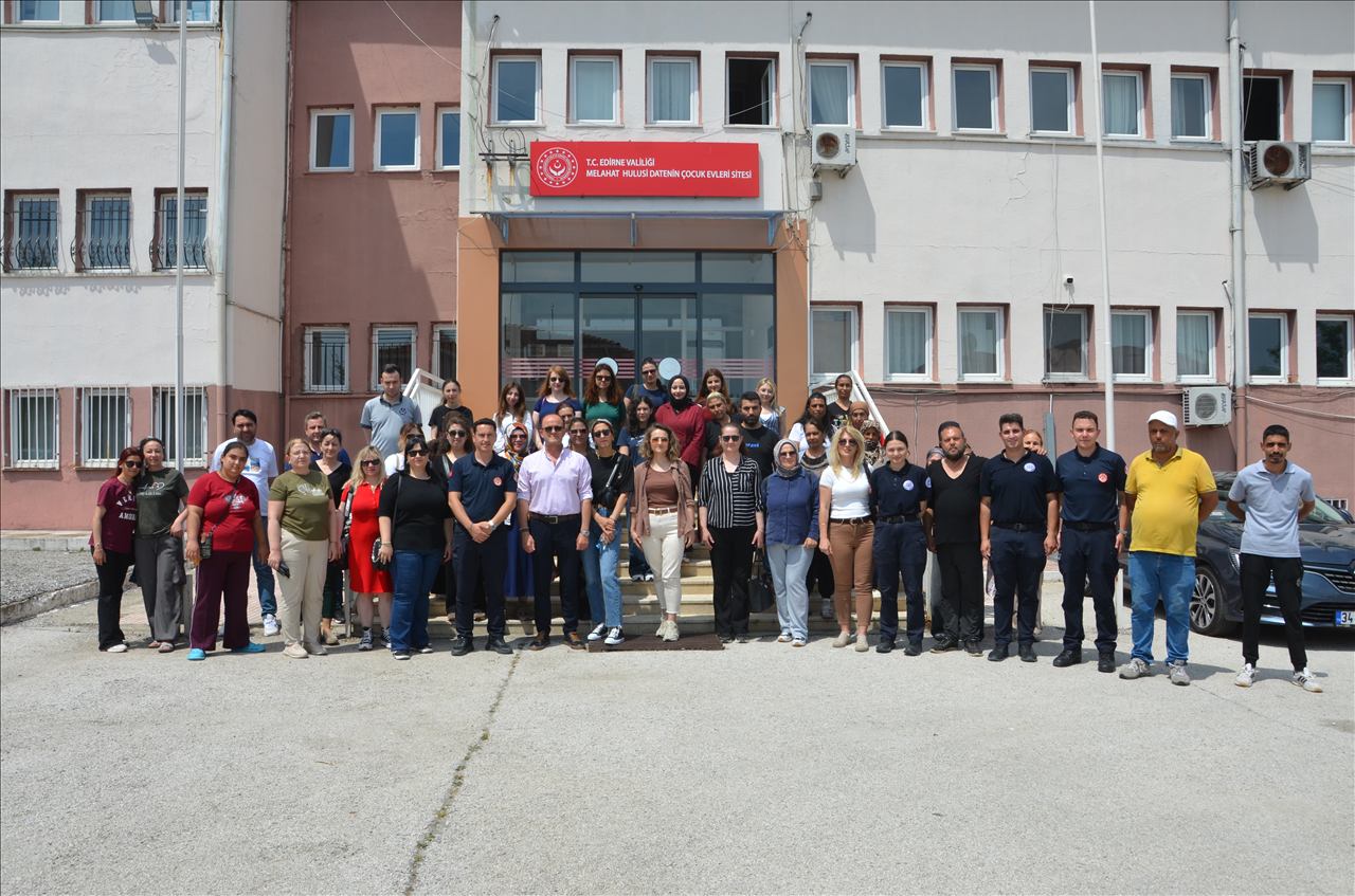Edirne Aile ve Sosyal Hizmetler İl Müdürlüğü ve bağlı kuruluşlarda görevli personel ve hizmet alan gruplara yönelik “Yangın ve Yangın Tatbikatı” konulu eğitimler gerçekleştirildi.