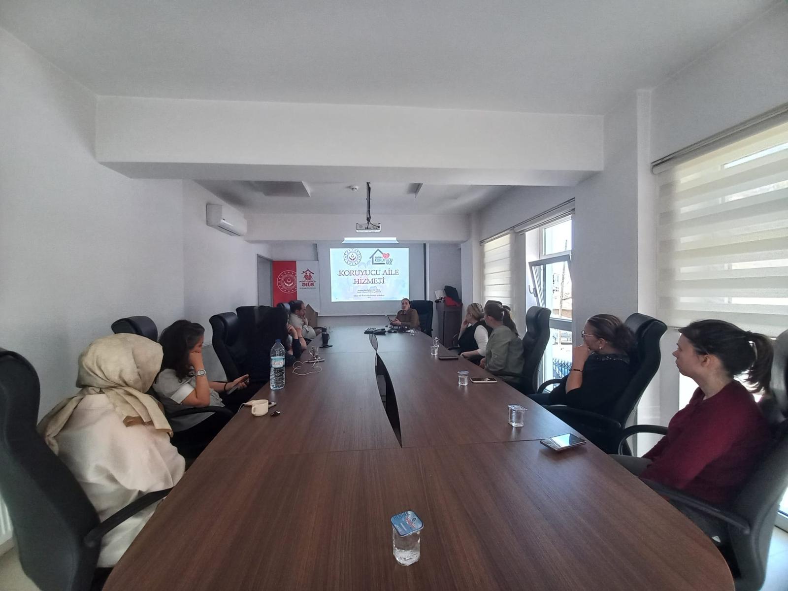 Edirne Aile ve Sosyal Hizmetler İl Müdürlüğü personeli tarafından İşkur İl Müdürlüğü personellerine yönelik Koruyucu Aile Tanıtım Programı Düzenlendi.