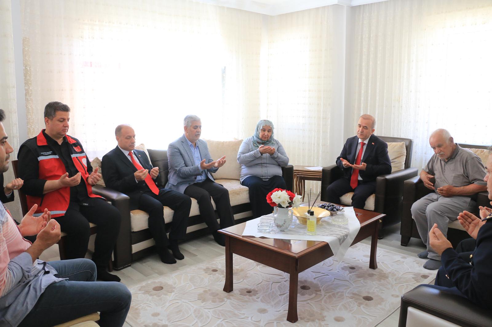 VALİMİZ, İL PROTOKOLÜ VE İL MÜDÜRÜMÜZDEN ŞEHİT AİLEMİZE ANLAMLI ZİYARET