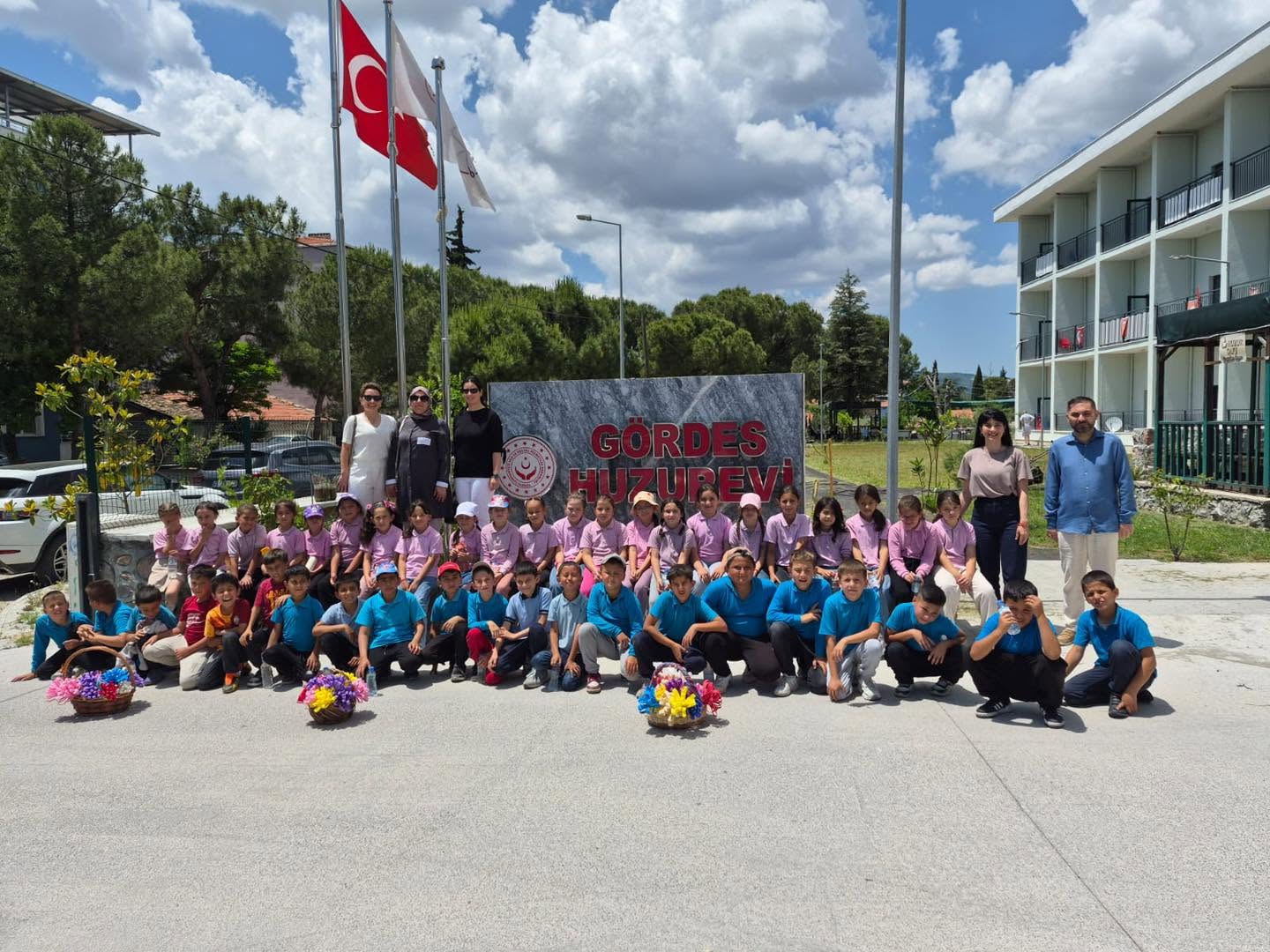 Öğrencilerimizden Huzurevi Sakinlerimize Anlamlı Ziyaret