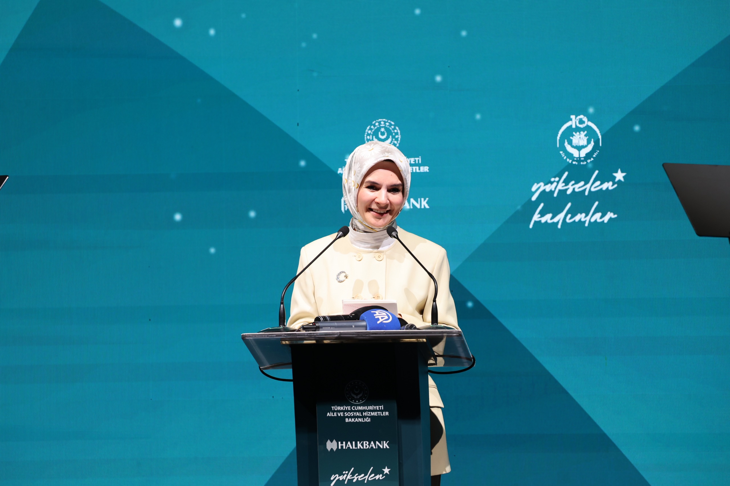 Bakanımız Göktaş, İzmir'de "Yükselen Kadınlar: Kendi İşim, Benim İzim" programında konuştu
