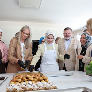 Bakanımız Göktaş, İzmir'de "Yükselen Kadınlar: Kendi İşim, Benim İzim" programında konuştu - fotoğraf 10