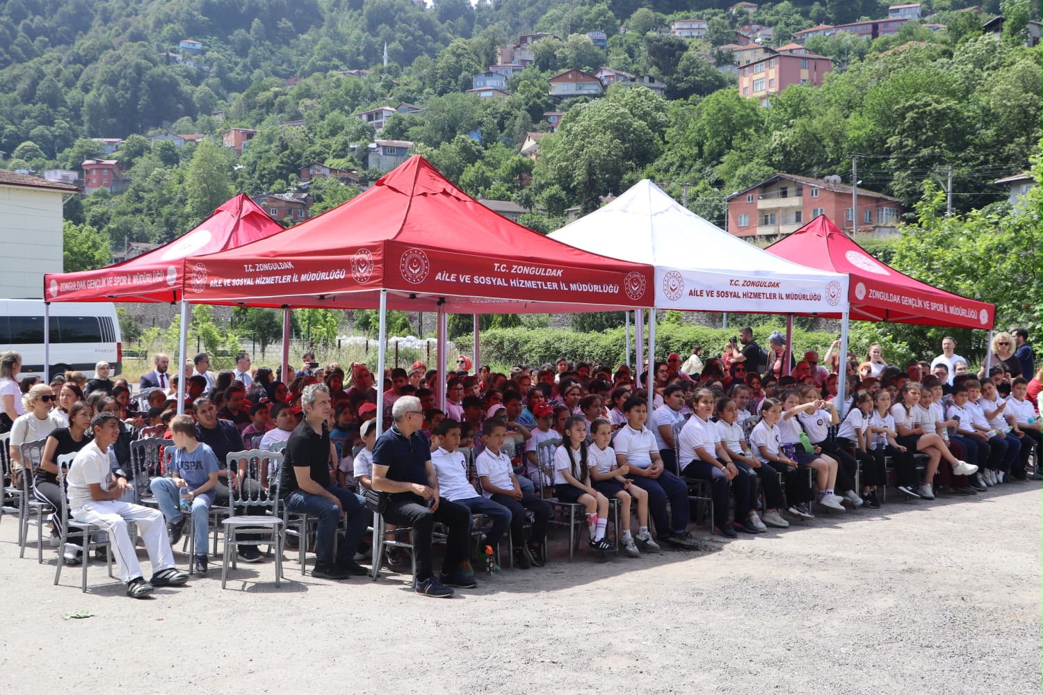 Kamyon Tiyatro Formatında İki Seans Halinde Sergilenen Sihirli Kutu Adlı Tiyatro Etkinliği Düzenlenmiştir.