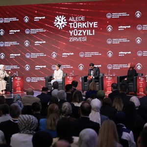 Bakan Göktaş, "Ailede Türkiye Yüzyılı Zirvesi" özel oturumunda konuşurken. - fotoğraf 4
