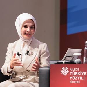 Bakan Göktaş, "Ailede Türkiye Yüzyılı Zirvesi" özel oturumunda konuşurken. - fotoğraf 3