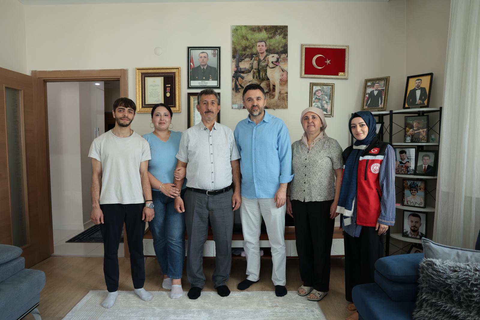 İl Müdürümüz Sn. Ömer Turan, TSK Şehidimiz Ahmet Akdal’ın Kıymetli Babası Feramus Akdal’ı Babalar Günü Dolayısıyla Ziyaret Etti