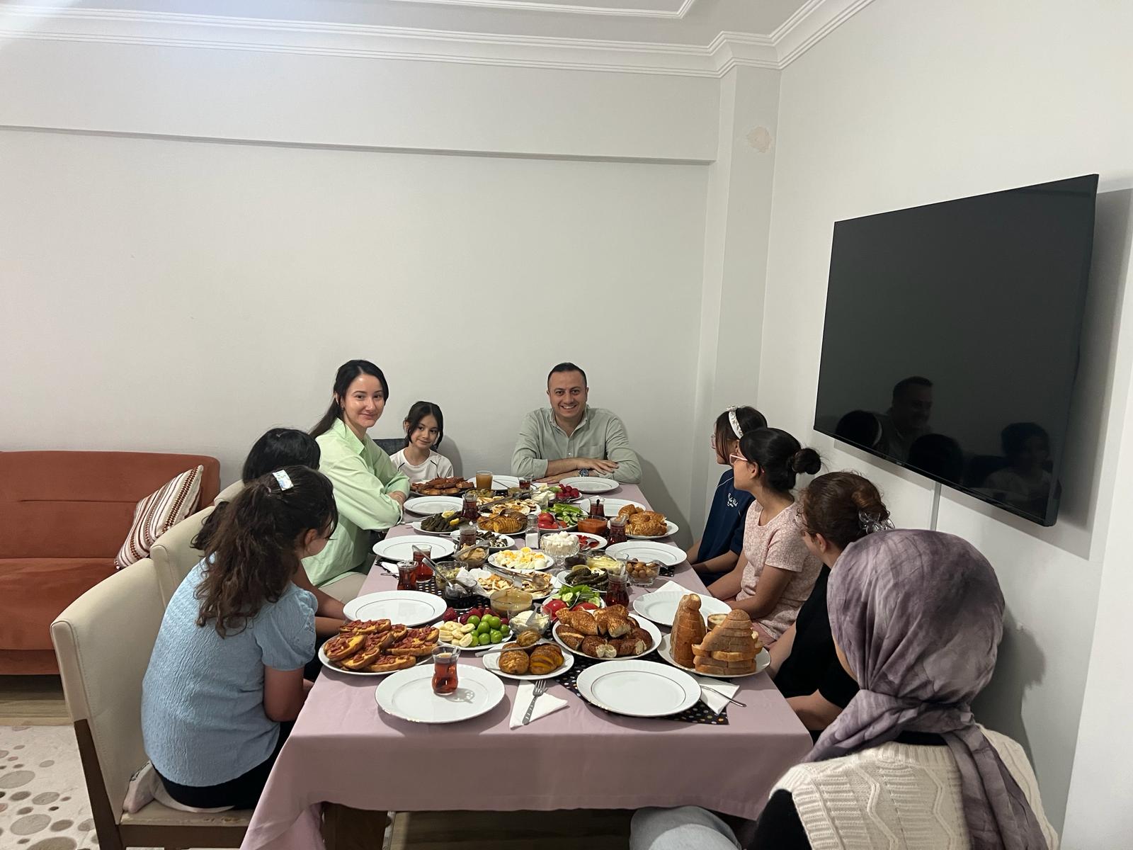 İl Müdürümüz Selim Köse Kıymetli Eşi Gülten Köse ve Biricik Kızları Çocuk Evimizi Ziyaret Etti