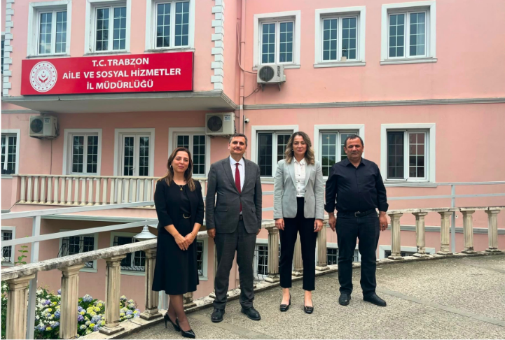 İl Müdürümüz Dr. Hüseyin Mollaoğlu, İl Göç İdaresi Müdürlüğünde görev yapan Nihal Güdü ile Sosyolog Gülcan Birinci’yi makamında ağırladı.