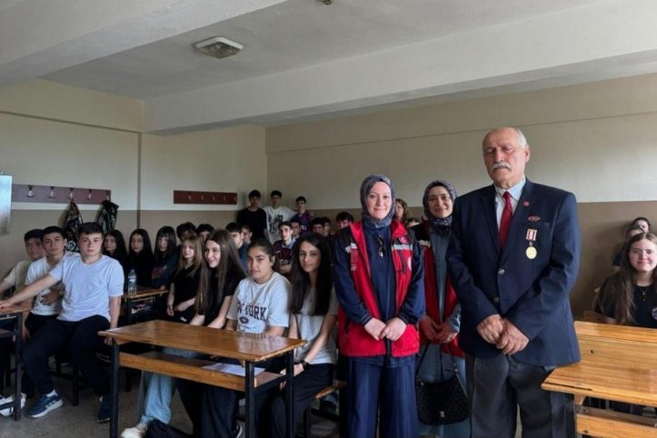 Vatan Ve Kahramanlık Buluşmaları Kapsamında Beşikdüzü Anadolu Lisesinde Öğrencilere Kıbrıs Gazimiz Cemal Aksoy Tanıtıldı.
