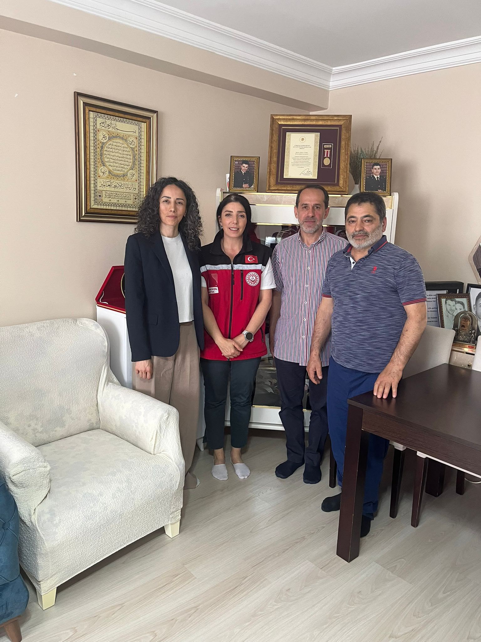 Babalar Günü Vesilesiyle İstanbul’un Dört Bir Yanında, Aziz Şehitlerimizin Bizlere Emaneti Olan Kıymetli Şehit Babalarımızı Hanelerinde Ziyaret Ederek Gönül Bağımızı Sürdürdük