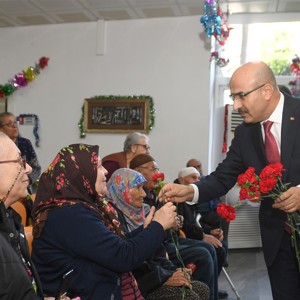 Valimiz Mahmut Demirtaş, Eşi Hanımefendi Beyhan Demirtaş ile Birlikte Huzurevi Sakinlerimizin Yeni Yıl Heyecanına Ortak Oldu - fotoğraf 12