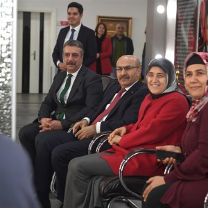 Valimiz Mahmut Demirtaş, Eşi Hanımefendi Beyhan Demirtaş ile Birlikte Huzurevi Sakinlerimizin Yeni Yıl Heyecanına Ortak Oldu - fotoğraf 2