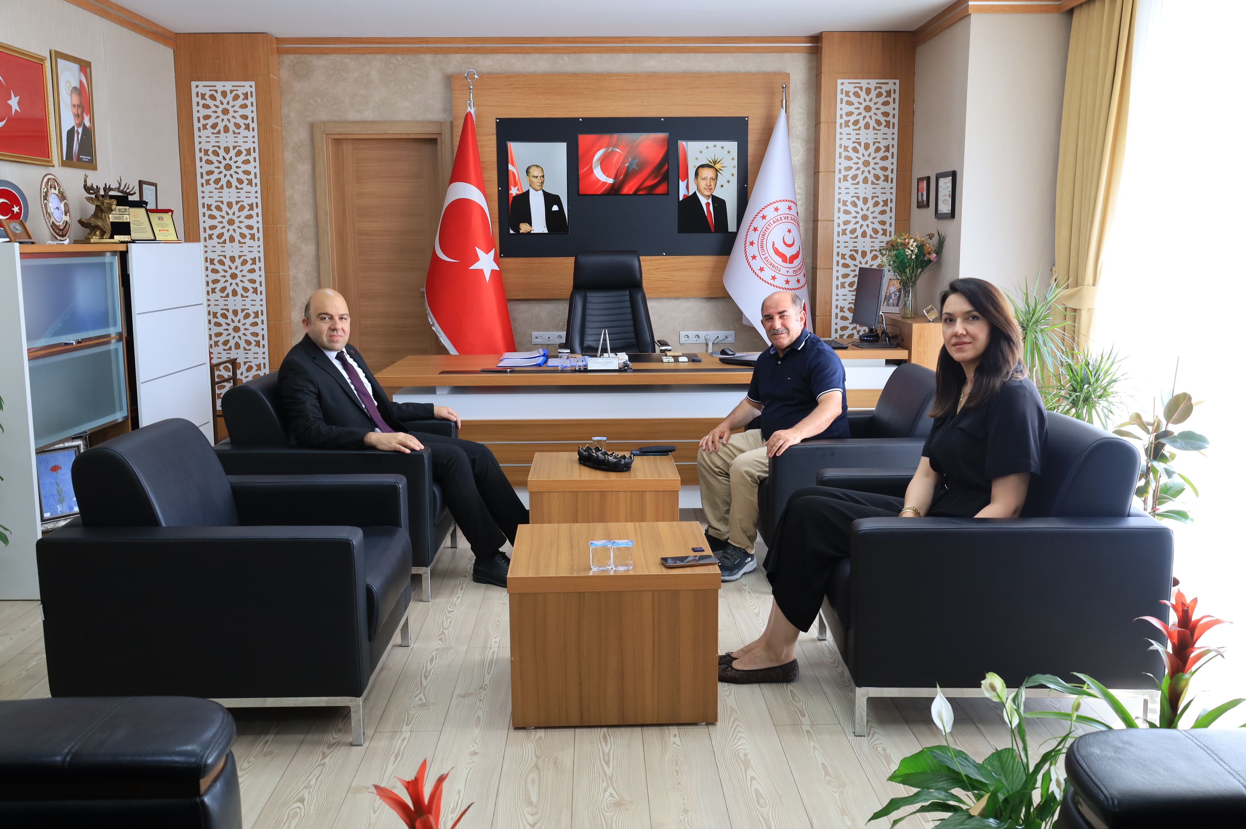 Antalya Aile ve Sosyal Hizmetler İl Müdürü Sayın Galip Sökmen ve Erzincan İİBF Sosyal Hizmet Bölümü Bölüm Başkanı Doç. Dr. Esra Özkan Pir, İl Müdürümüz Sayın Abdulhalim Ünalan’ı Makamında Ziyaret Etti.