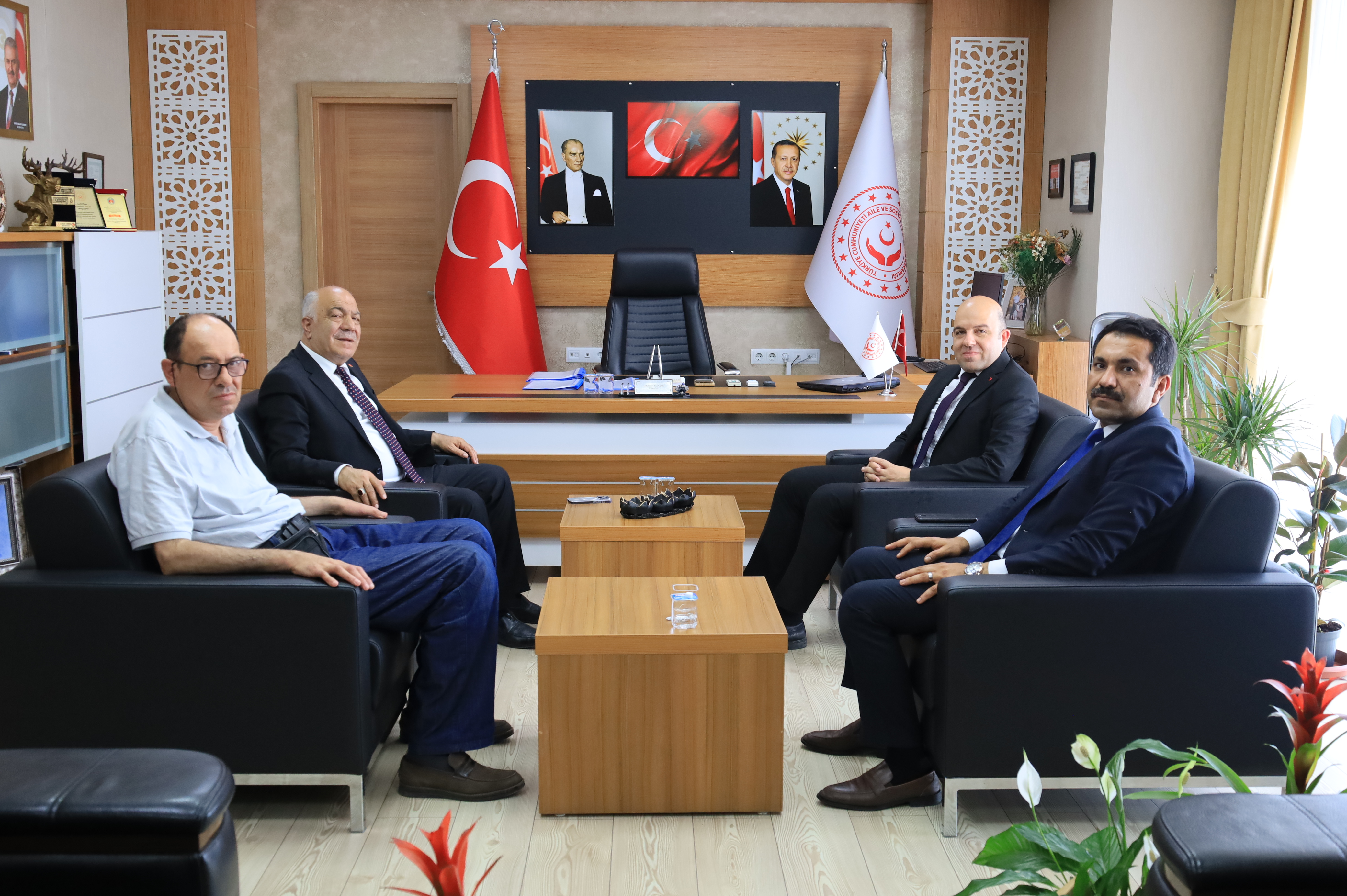 Erzincan İŞKUR İl Müdürü Sayın Ahmet Oran, Ak Parti İl Başkan Yardımcısı Sayın Mustafa Gürbüz ve beraberindeki misafiri, İl Müdürümüz Sayın Abdulhalim Ünalan’ı makamında ziyaret ettiler.