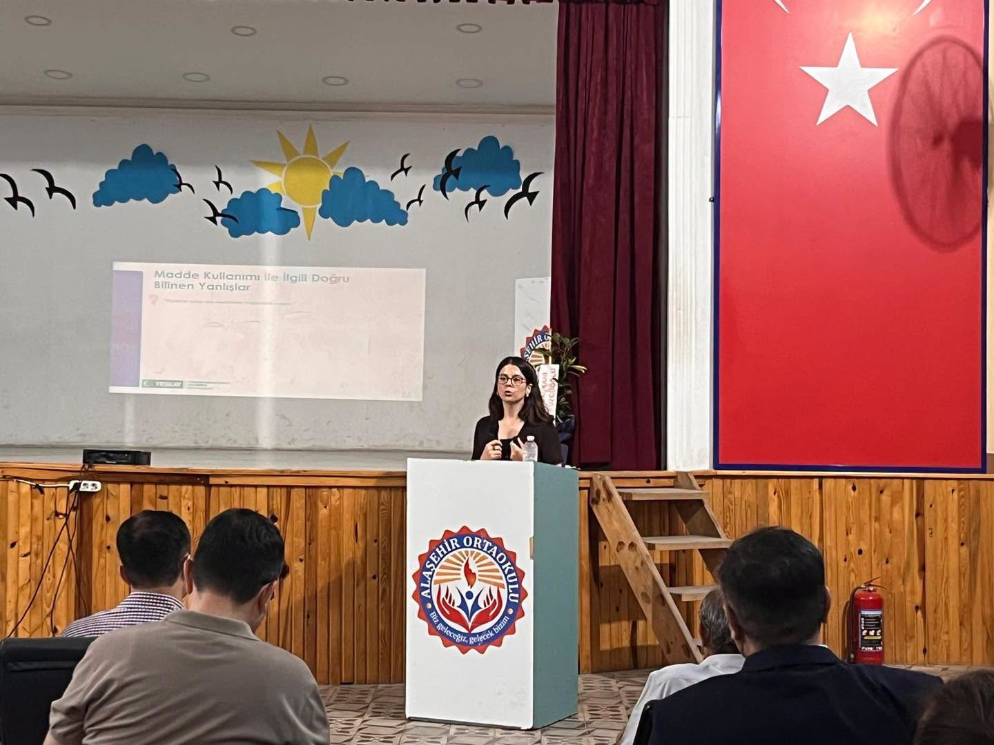 Alaşehir’de Aile Eğitim Programı ve Bağımlılıkla Mücadele Eğitimi Gerçekleştirildi