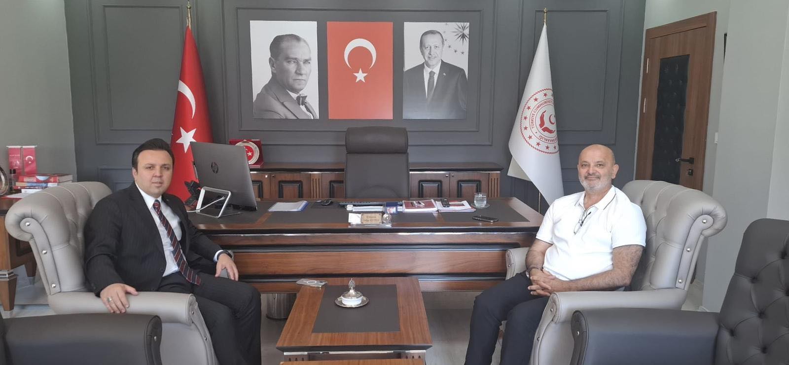 Cumhurbaşkanımız Sayın Recep Tayyip ERDOĞAN’ın imzasıyla yayımlanan mülki idare amirleri atama kararnamesiyle, Hatay ili Hassa ilçesine Kaymakam olarak atanan Kavaklıdere Kaymakamı Ali ARGAMA, İl Müdürümüz Yakup KÜTÜK’e veda ziyaretinde bulundu. 