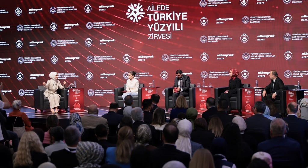 Bakanımız Göktaş, "Ailede Türkiye Yüzyılı Zirvesi"ndeki özel oturumda konuştu
