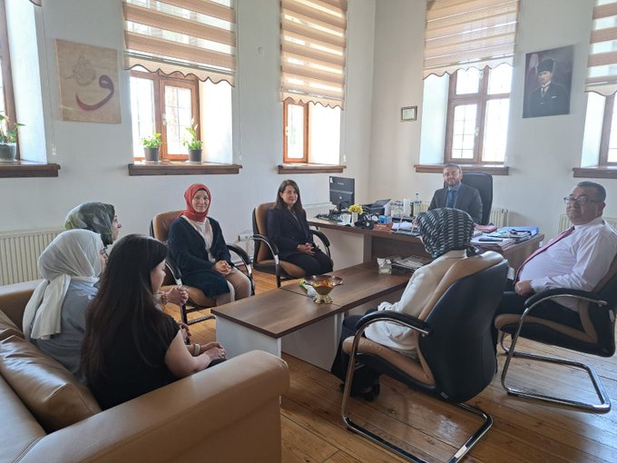  İl Müdürümüz Alper Alp, Akdağmadeni Sosyal Hizmet Merkezi Müdürlüğümüzü ziyaret ederek yürütülen çalışmalar hakkında bilgi aldı.