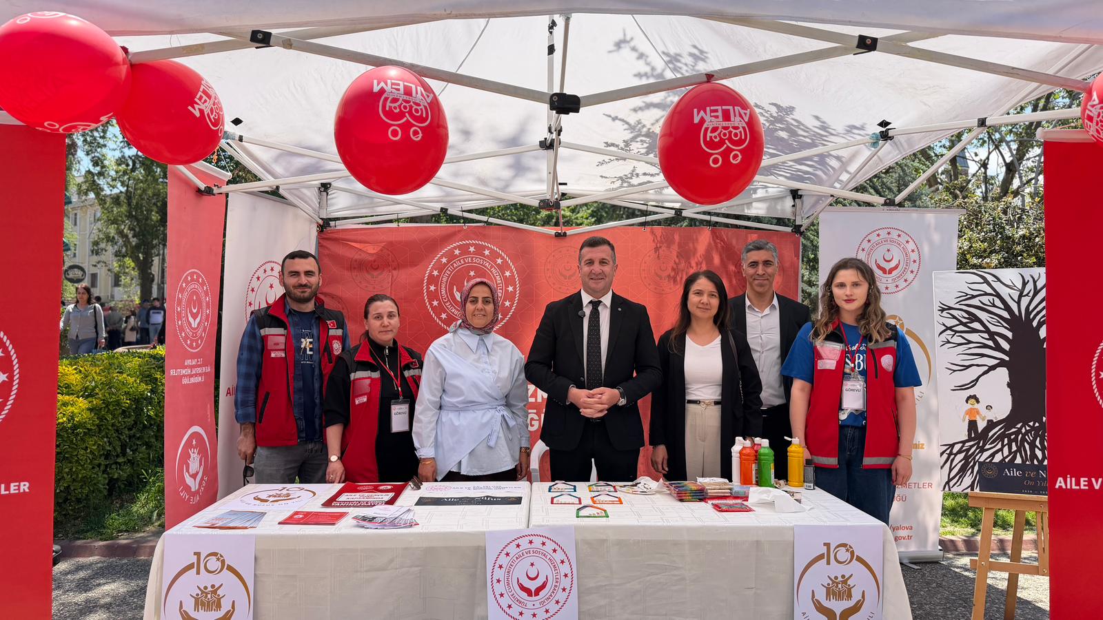 İl Müdürümüz Arif Laçin, “Aile ve Nüfus 10 Yılı” Farkındalık Standını Ziyaret Etti