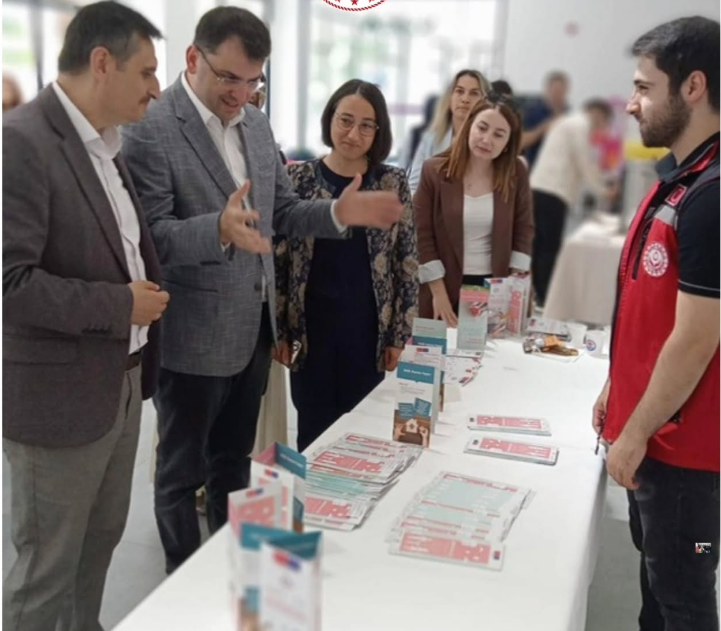 İl Müdürümüz Dr. Hüseyin Mollaoğlu, Koruyucu Aile Tanıtım Standını Ziyaret Ederek Vatandaşlarımızla Bir Araya Geldi.