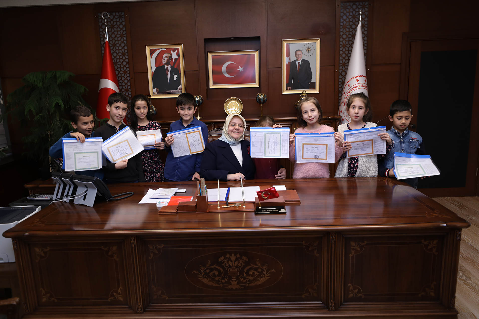 Çocuklar Karnelerini Alıp Bakan Selçuk'a Geldiler