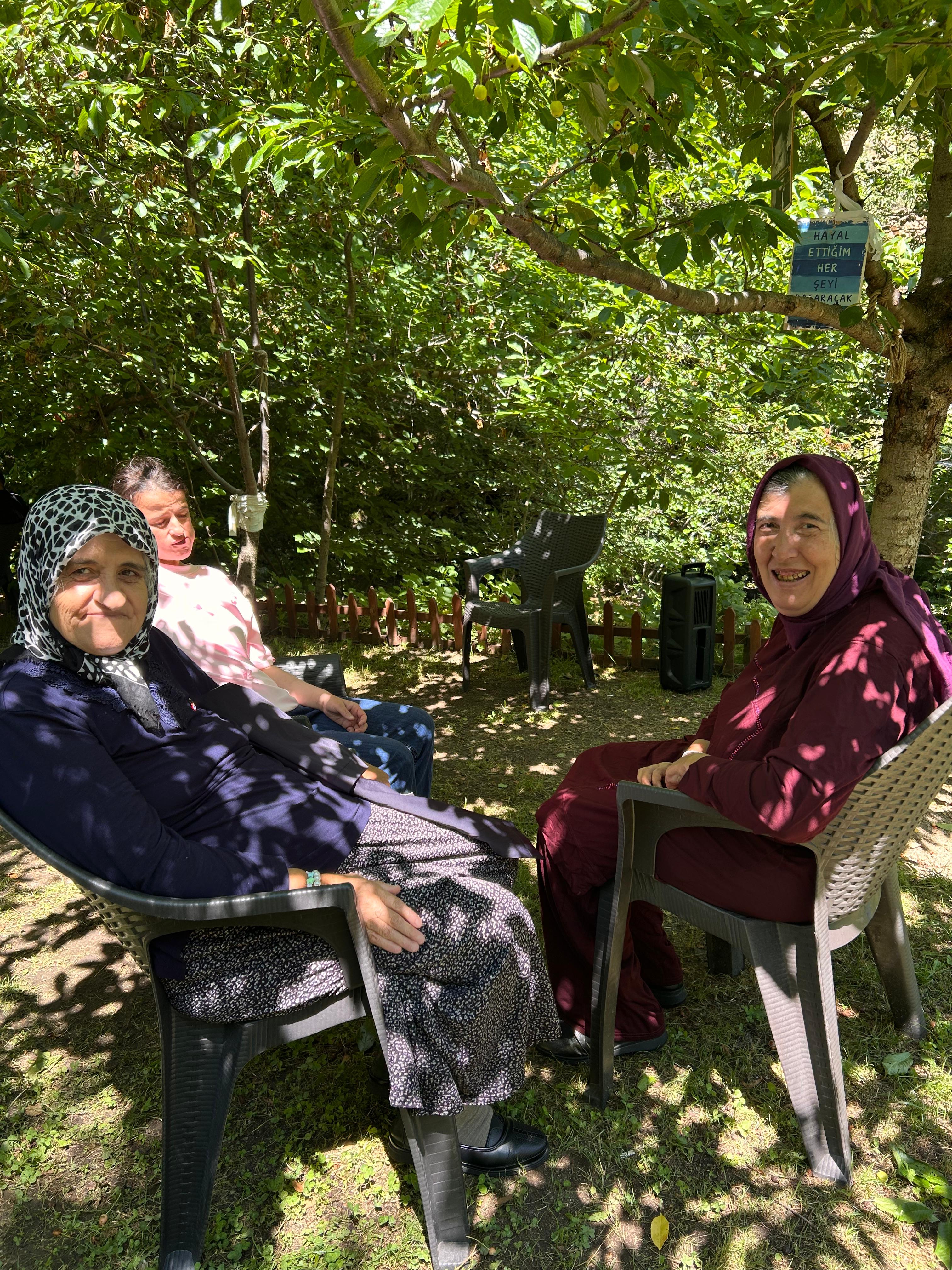 Elma Bahçesinde Doğayla İç İçe Keyifli Bir Kahvaltı