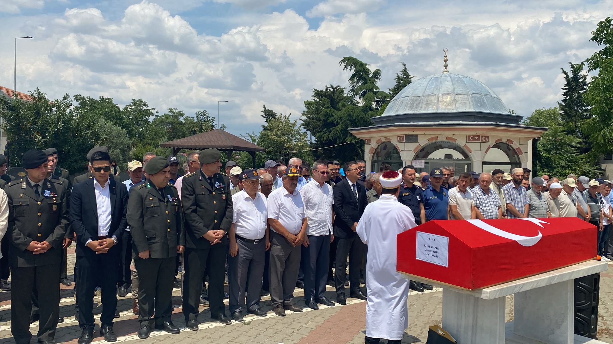 01.03.1932 doğumlu Kore Gazisi Ahmet Şahin, Edirne ili Havsa ilçesine bağlı Osmanlı köyünde düzenlenen askerî törenin ardından son yolculuğuna uğurlandı.