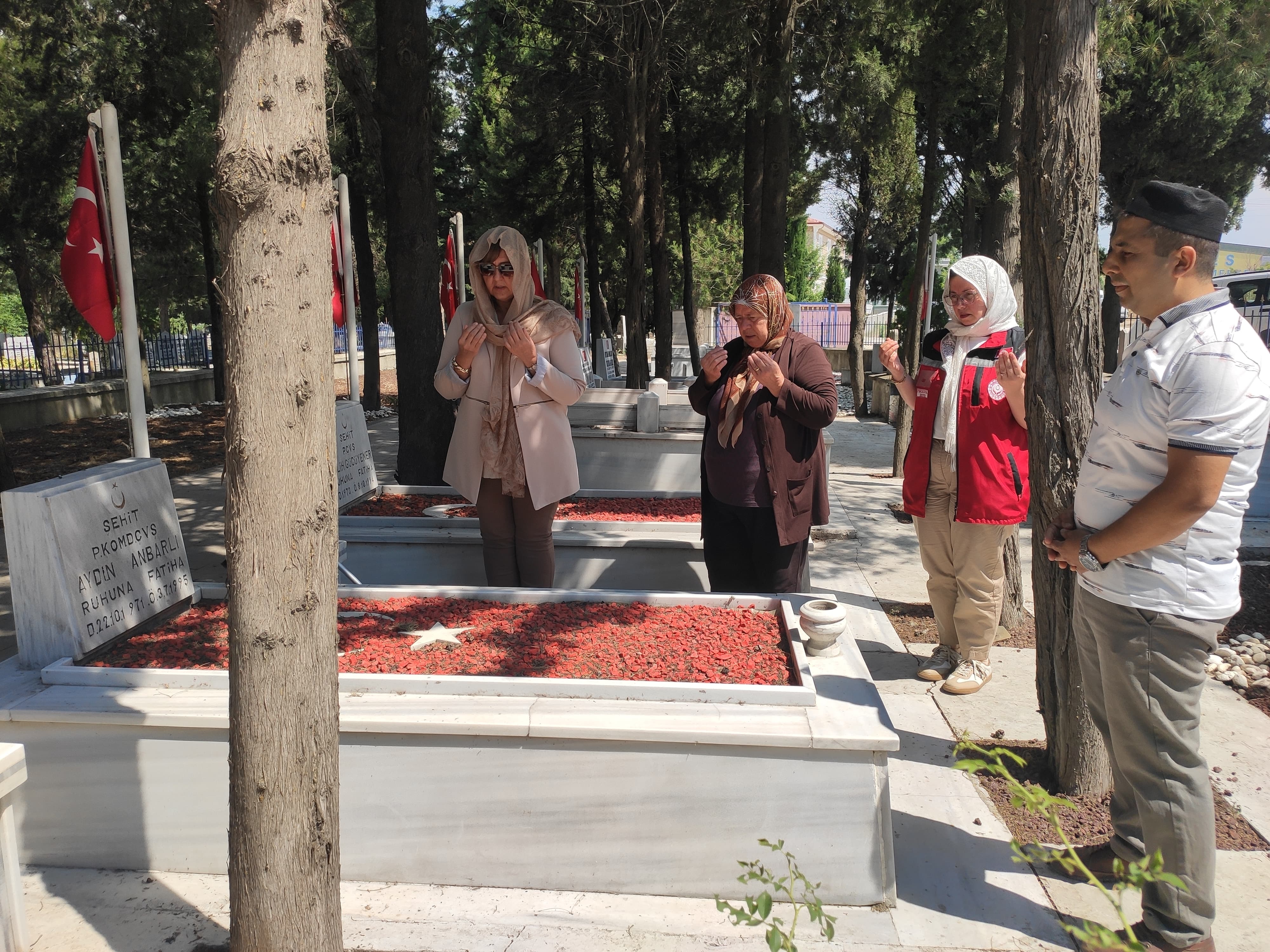 03.07.1995 tarihinde Hakkari Çukurca’ da Şehit olan P.Komd.Çvş Aydın ANBARLI kabri başında dualar ile anıldı. 