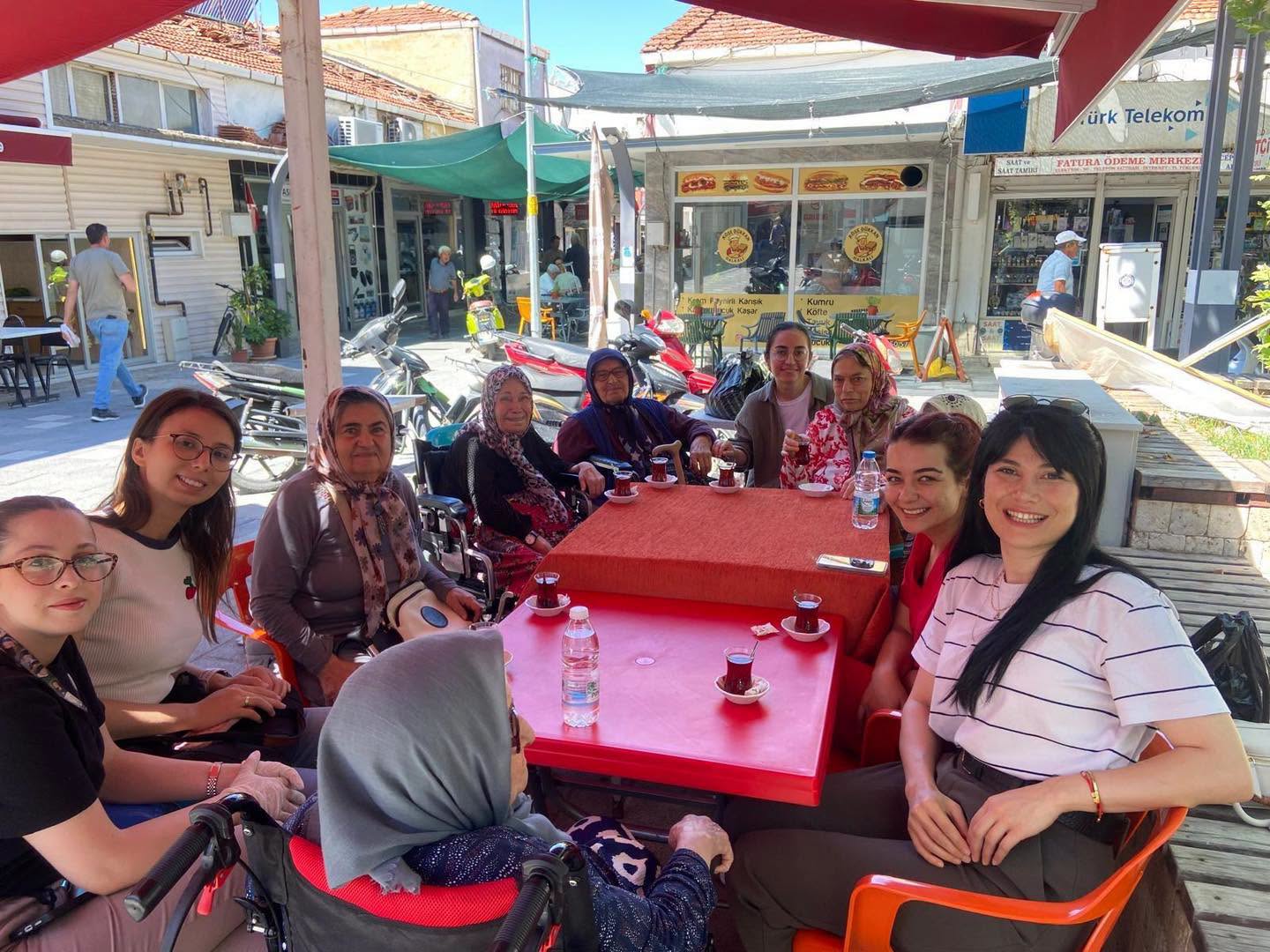 Huzurevi Sakinleri Gördes Pazarını Ziyaret Etti
