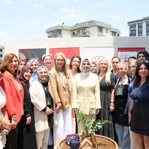 Bakanımız Göktaş, İzmir'de "Yükselen Kadınlar: Kendi İşim, Benim İzim" programında konuştu - fotoğraf 13