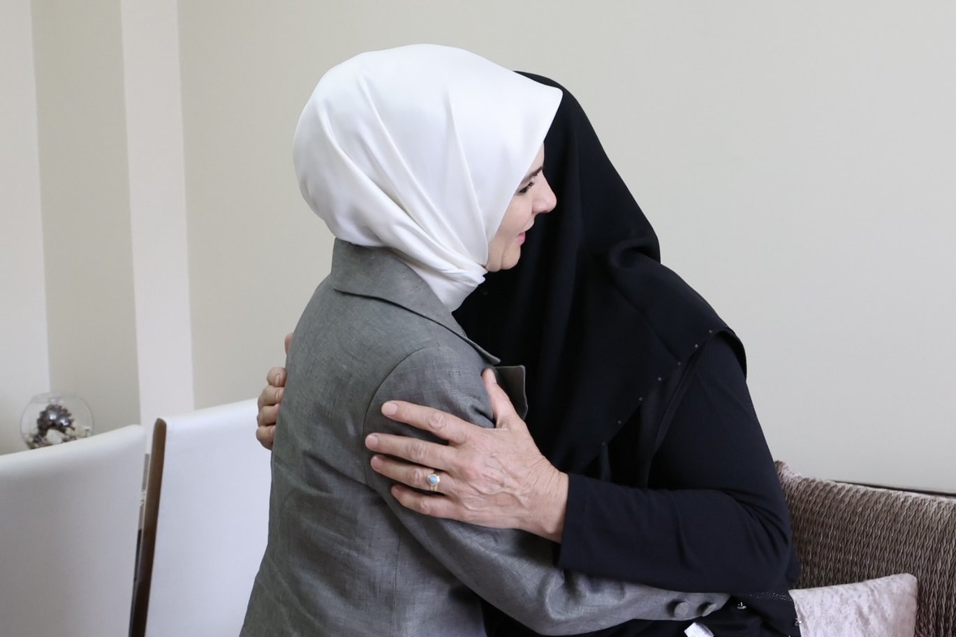 Aile ve Sosyal Hizmetler Bakanımız Sayın Mahinur Özdemir Göktaş, Şehidimiz Ahmet Aytekin Annesini ziyaret etti.