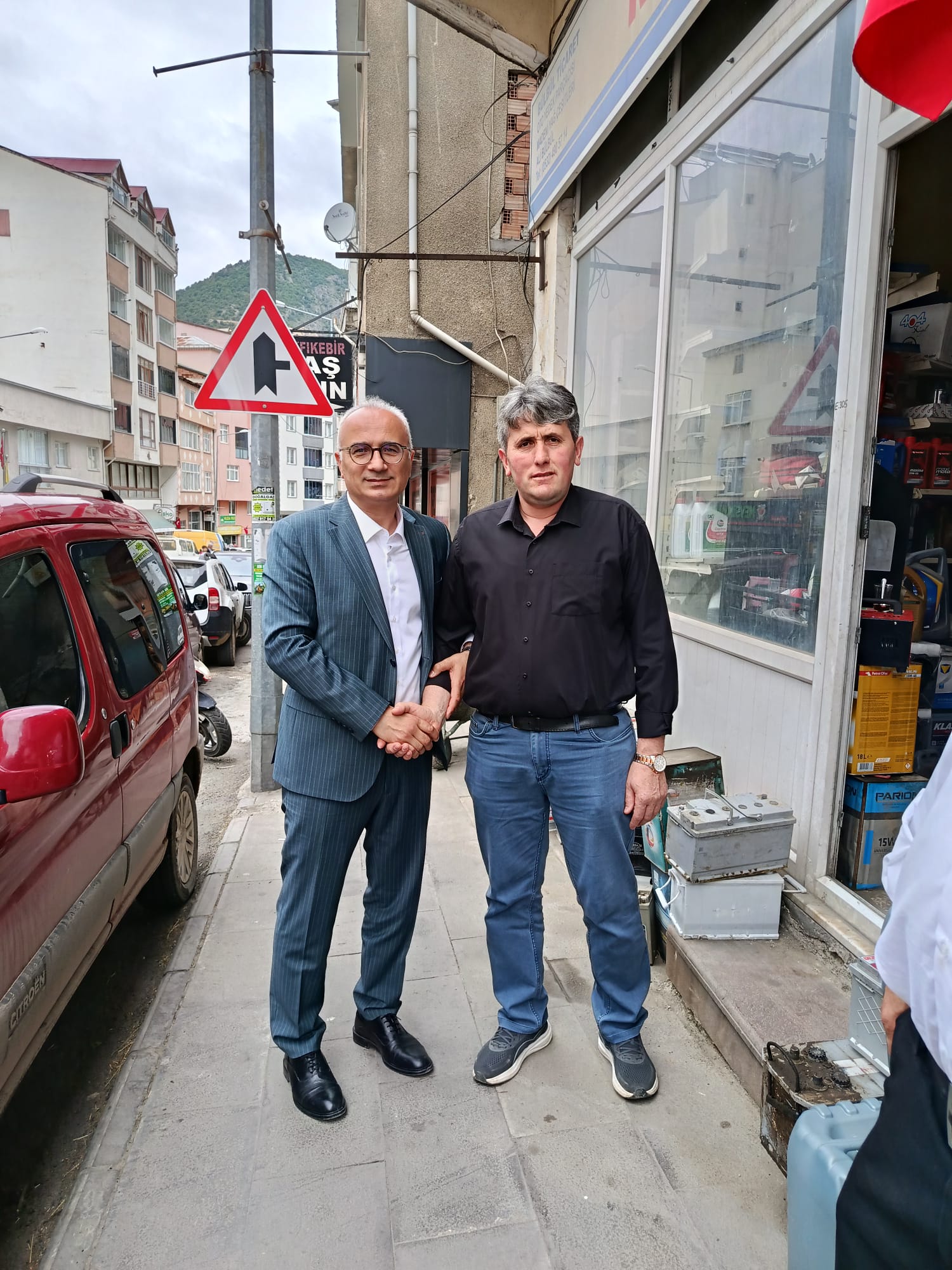 İl Müdürümüz Sayın Dr. Cengiz MADEN, Kürtün Yukarı Uluköyü Muhtarı Sayın Kemal BAYRAK’ı ziyaret etti.
