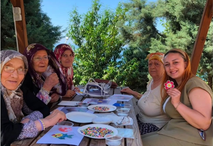 Yaşlılarımızın Katılımıyla Hama Boncukları İle Anahtarlık Yapımı Atölyesi Gerçekleştirildi.