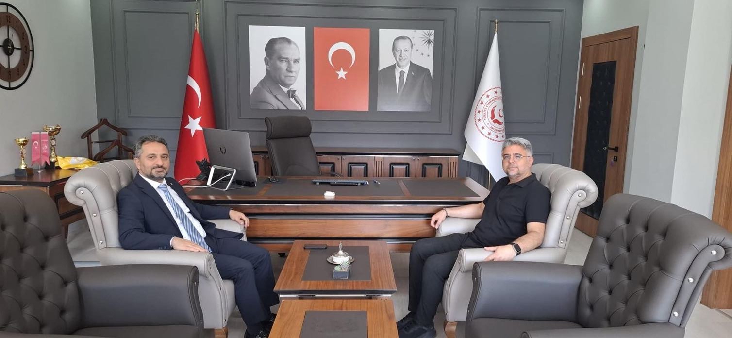 Sivas Aile ve Sosyal Hizmetler İl Müdürü Özgür KIRMIZITAŞ, İl Müdürümüz Mahmut SELÇUK’u makamında ziyaret etti.