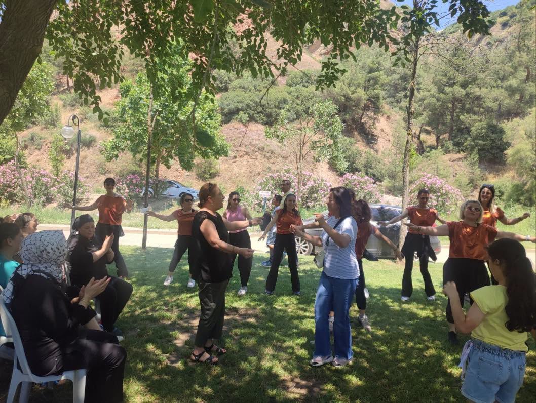 Salihli Huzurevi Sakinlerimiz Öğrencilerle Kuşaklar Arası Buluşmada Bir Araya Geldi