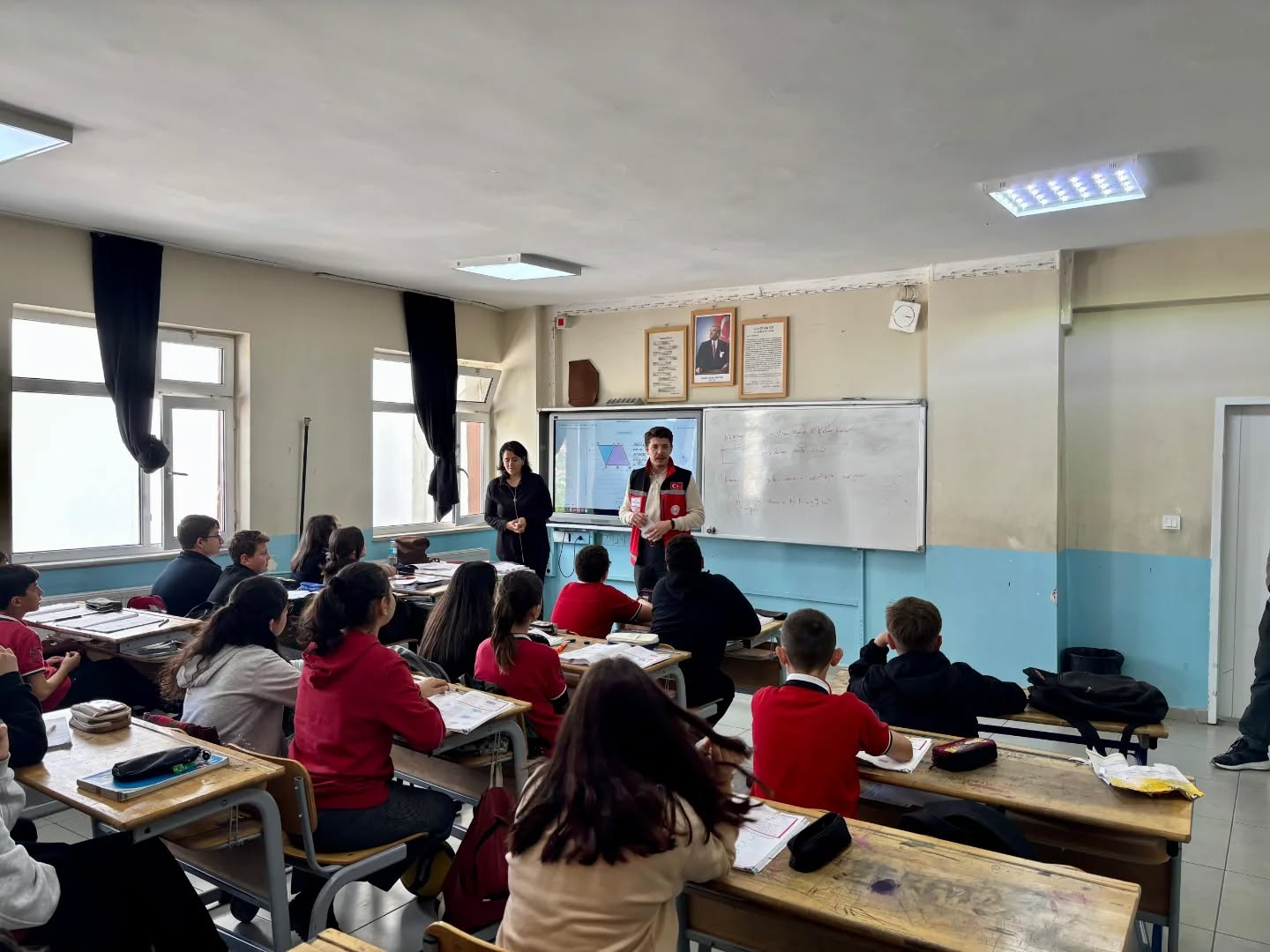 “Güçlü toplumlar, bilinçli çocukların omuzlarında yükselir.”