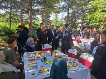  15 Temmuz Demokrasi ve Millî Birlik Günü dolayısıyla Valimiz Mehmet Ali Özkan, İl Müdürümüz Alper Alp ve il protokolü, şehit ailelerimiz ve kahraman gazilerimizle bir araya geldi.