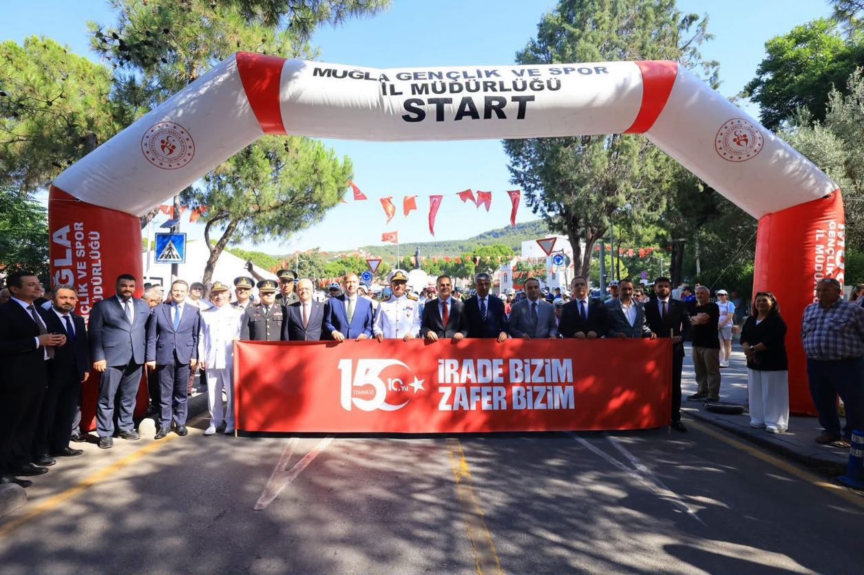 15 Temmuz Demokrasi ve Millî Birlik Günü etkinlikleri kapsamında düzenlenen 9. Ulusal 15 Temmuz Şehitlerini Anma Yol Bisiklet Yarışı, Valimiz Sayın Dr. İdris AKBIYIK’ın verdiği start ile başladı.