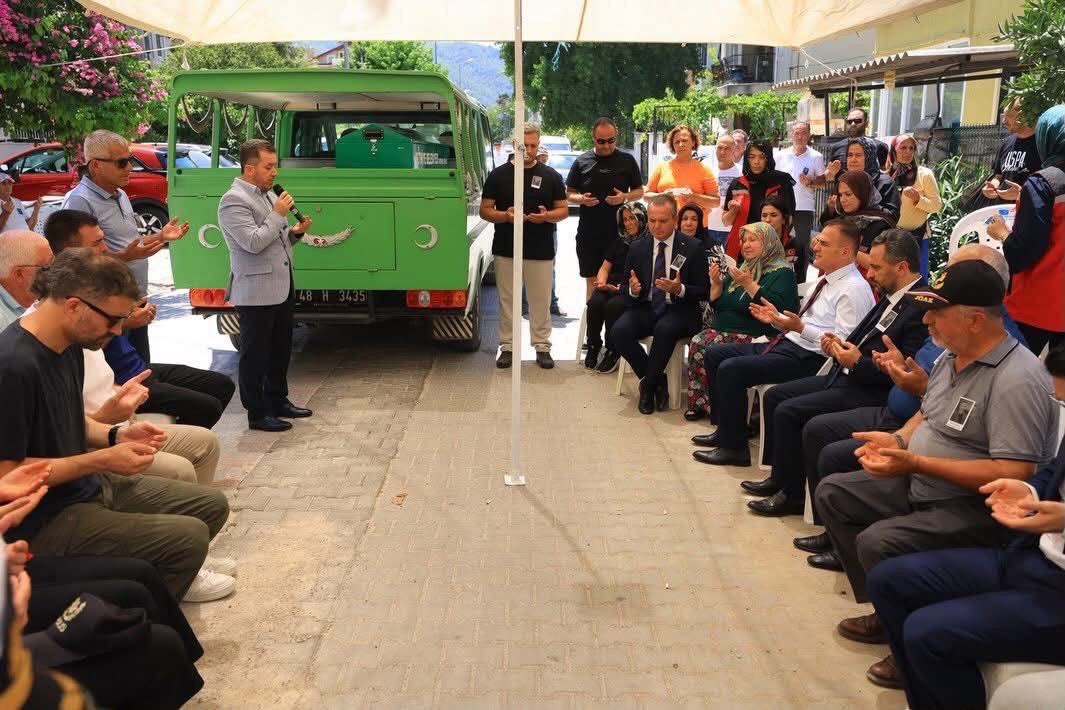 Valimiz Sayın Dr. İdris AKBIYIK, Fethiye Kaymakamı Fatih AKKAYA ve İl Müdürümüz Mahmut SELÇUK; Şehit Piyade Er Selim FAKI’nın kıymetli babası merhum Muharrem FAKI için Fethiye ilçesinde düzenlenen cenaze törenine katılarak ailesine ve yakınlarına başsağlığı dileklerini iletti.