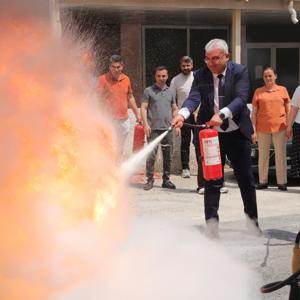 İl Müdürlüğümüz personellerine, Adana Büyükşehir Belediyesi İtfaiye Daire Başkanlığınca yangın güvenliği eğitimi ve tatbikatı gerçekleştirildi - fotoğraf 8