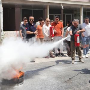 İl Müdürlüğümüz personellerine, Adana Büyükşehir Belediyesi İtfaiye Daire Başkanlığınca yangın güvenliği eğitimi ve tatbikatı gerçekleştirildi - fotoğraf 7
