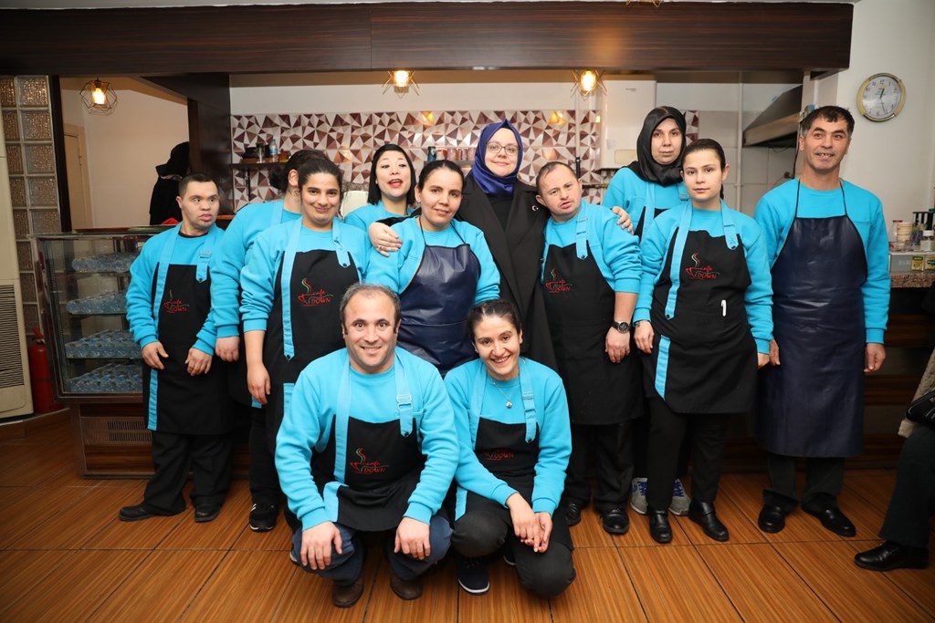 Minister SELÇUK Cafe Down's "Obstacles" Met With Employees Who Do Not Recognize Zehra Zümrüt SELÇUK, Minister of Family