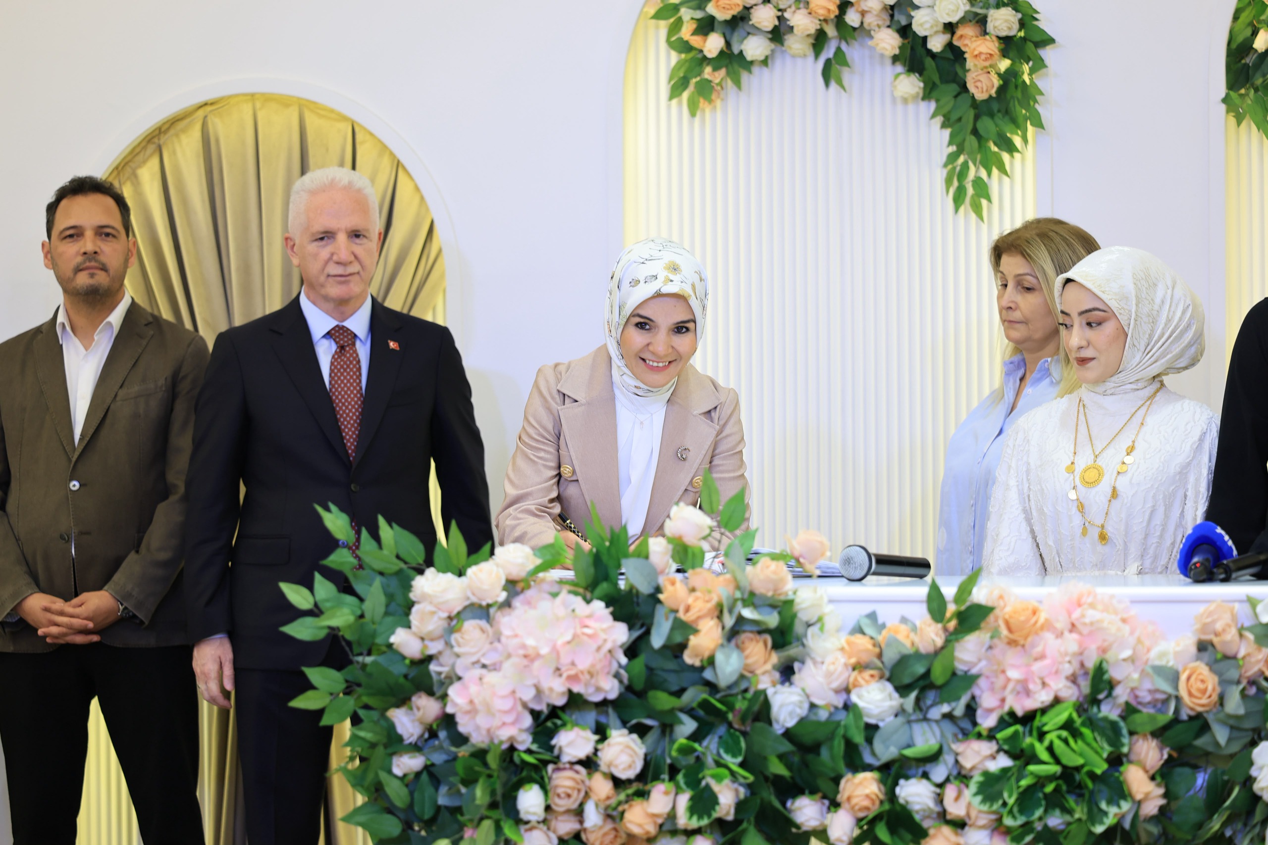 Bakanımız Göktaş, Aile ve Gençlik Fonu'nun 100 bininci çiftinin nikah şahidi oldu