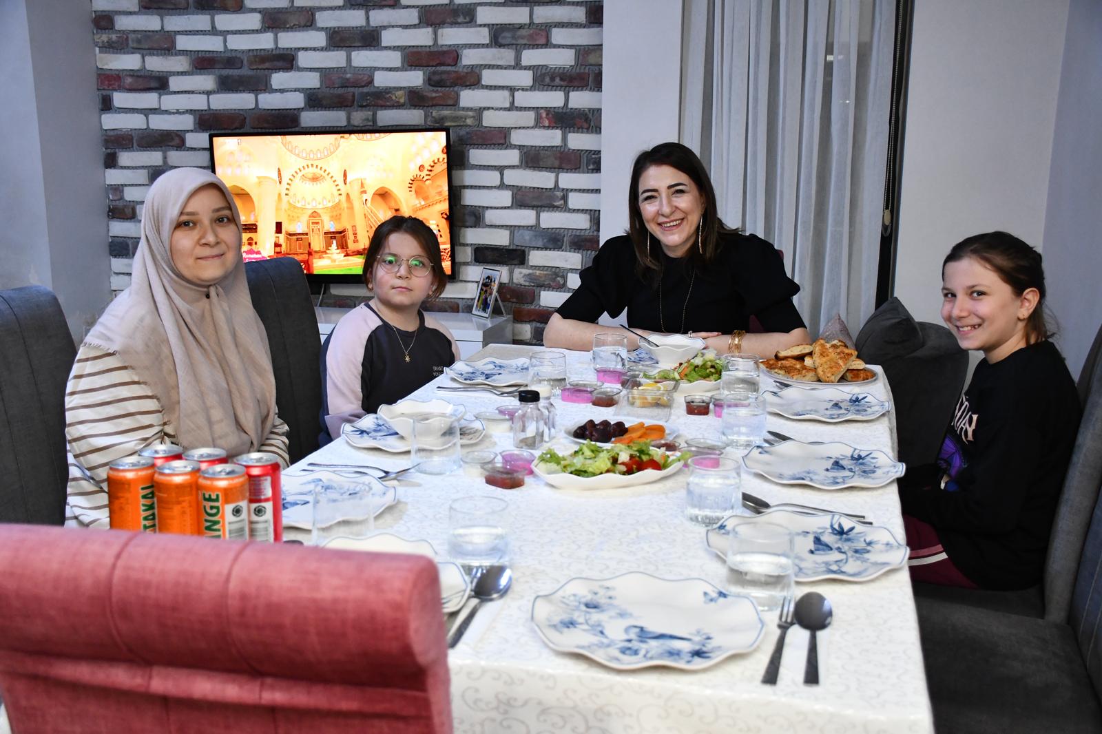 İl Müdürümüz Sayın Çiğdem AÇIKYILDIZ KAZEL, müdürlüğümüz hizmetlerinden faydalanan ailemizin iftar sofrasına misafir oldu.