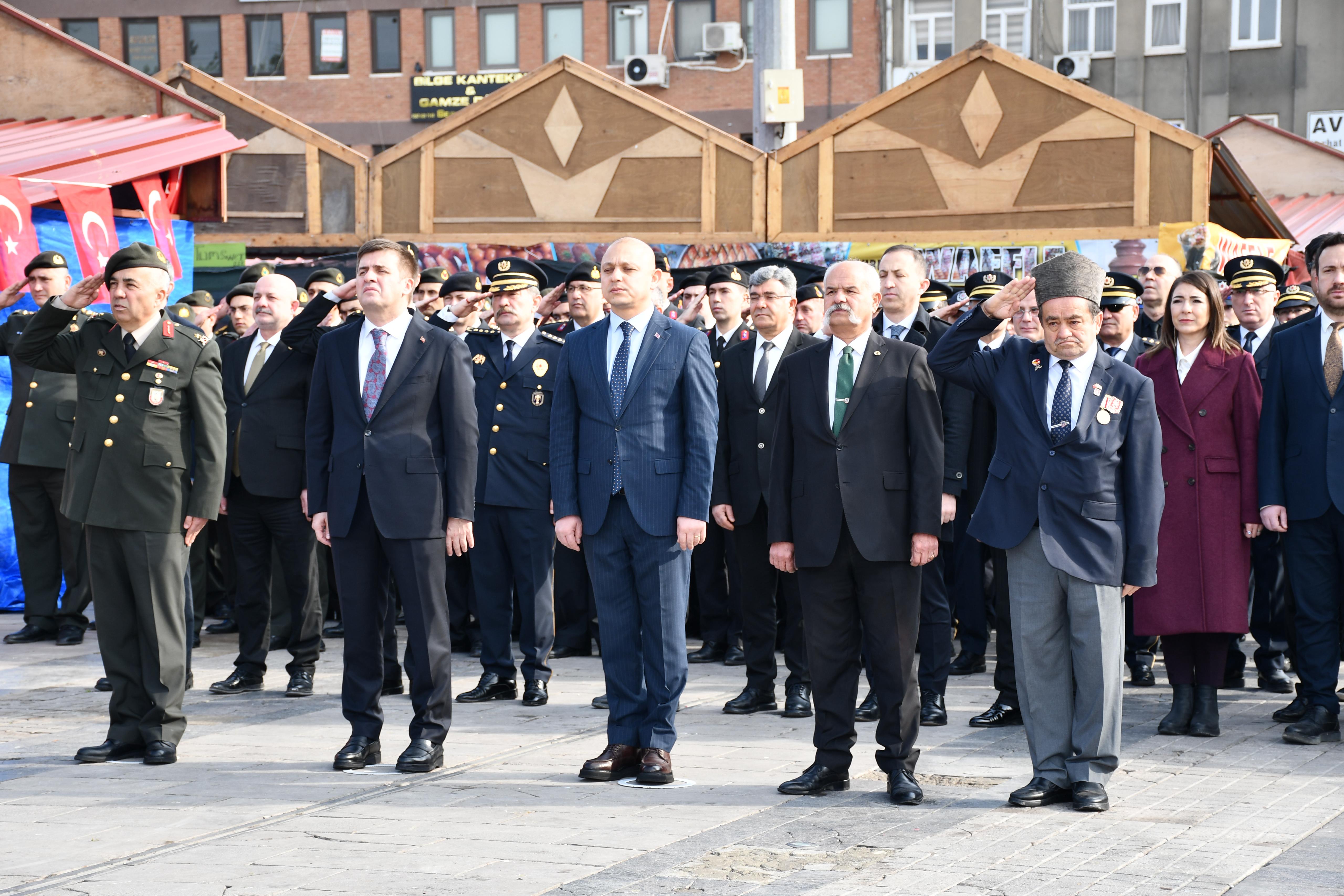18 Mart Şehitleri Anma Günü ve Çanakkale Zaferi’nin 111. yıl dönümü münasebetiyle Cumhuriyet ve Demokrasi Meydanında “Çelenk Sunma Töreni” gerçekleştirildi.