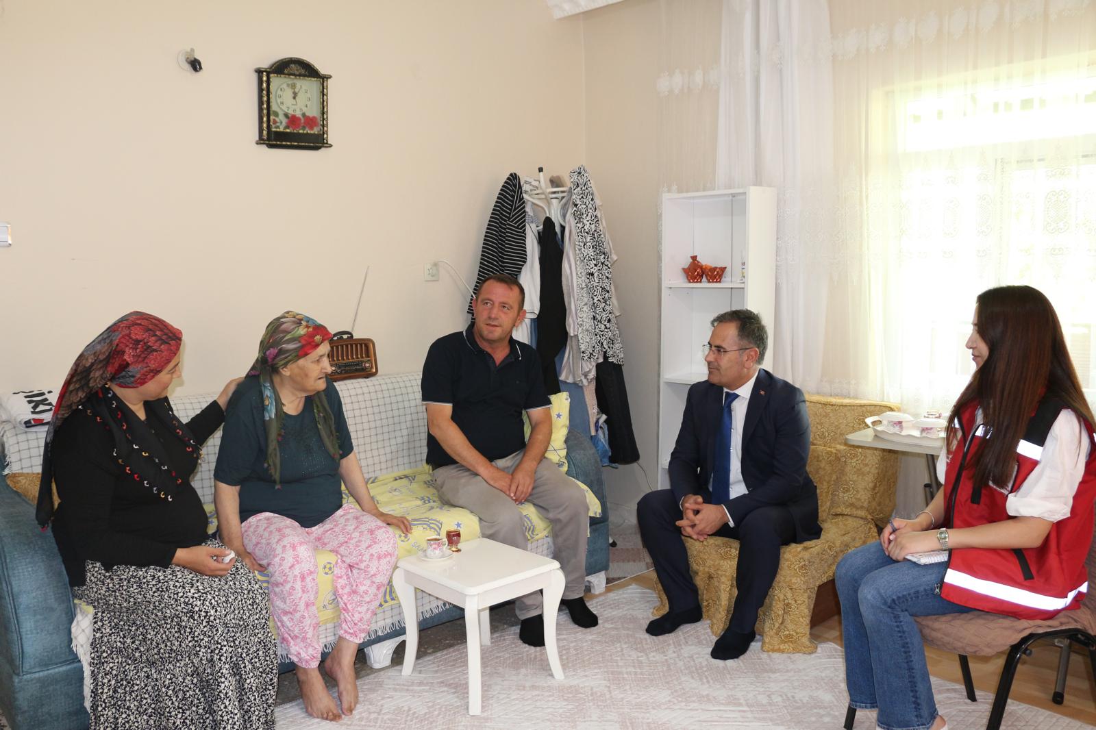 İl Müdürümüz Vefa AKDOĞAN, sosyal hizmet modellerimizden faydalanan ailemizi  ziyaret ederek talep ve ihtiyaçlarını yerinde dinledi