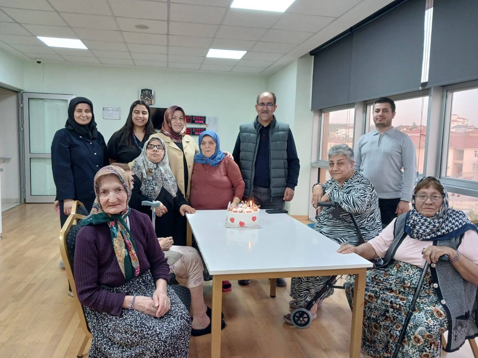Hayatımıza sevgisiyle yön veren, fedakârlığıyla güç katan, duasıyla her zaman yanımızda olan tüm annelerimizin Anneler Günü kutlu olsun.