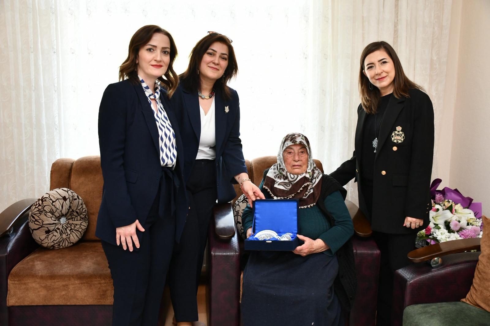 Anneler Günü münasebetiyle kahraman Şehidimiz Jandarma Er Âdem ZÖNGÜR’ün kıymetli annesi Münevver ZÖNGÜR ziyaret edildi.