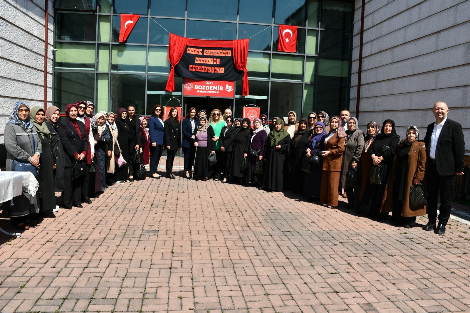 Anneler Günü münasebetiyle Özel Bozdemir Bakım Merkezinde gerçekleştirdiğimiz programda şehit annelerimiz ve kadın mahalle muhtarlarımızla bir araya gelindi.