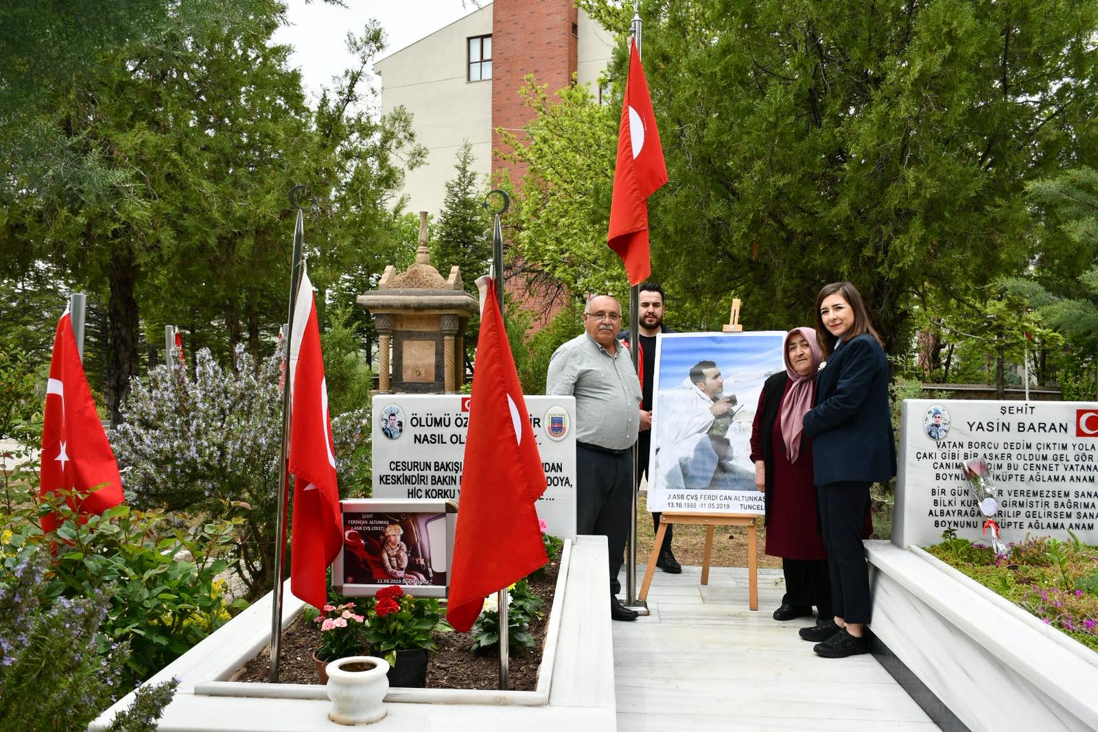 İl Müdürümüz Sayın Çiğdem AÇIKYILDIZ KAZEL, Şehidimiz J.Ast.Çvş. Ferdican ALTUNKAŞ’ın şehadetinin sene-i devriyesi için kabri başında düzenlenen anma programına katıldı.